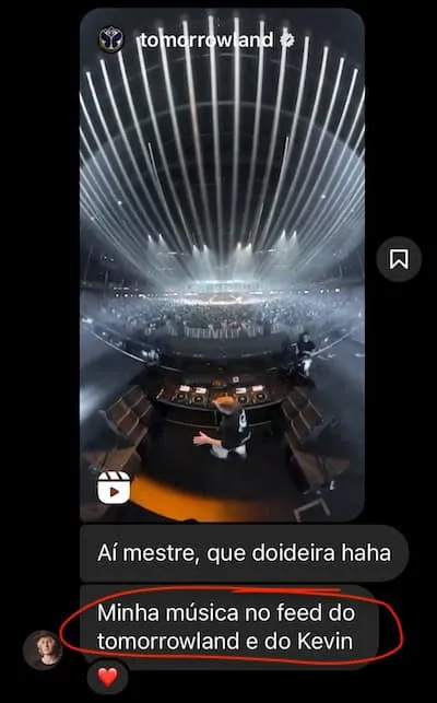 Story do Tomorrowland com a música do aluno tocando no palco; ele comemora a faixa no feed do festival e do Kevin.